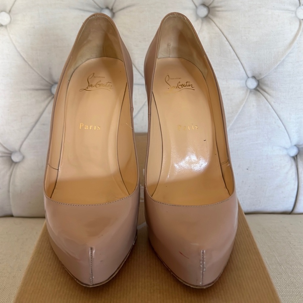 Christian Louboutin Ronaldo Patent leather pumps in Nude (Size 38.5 or 8.5)
